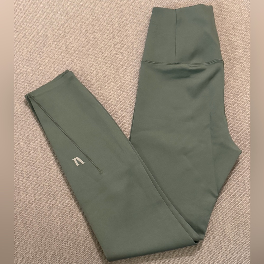 Vuori - Evolve legging in Sea Pine, size Small